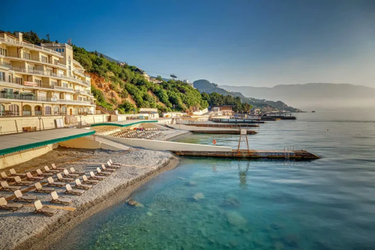 Панорама с берега Palmira Palace Resort в Курпатах (ЮБК, Ялта)